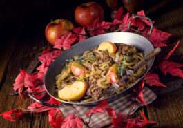 Gebratene Leber mit Äpfeln und Zwiebeln