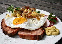 Leberkäse mit Spiegelei, Senf und Bratkartoffeln
