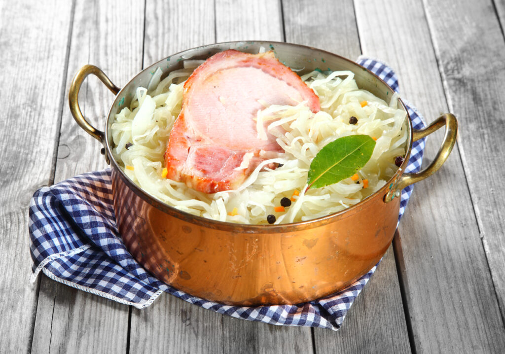Kassler kocht im Sauerkraut mit
